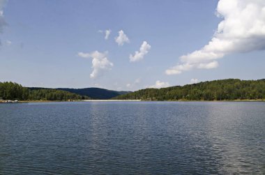 Yapay Vlasina dağ gölünün kurulduğu Vlasina nehrinin üzerine inşa edilen duvarın manzarası, Sırbistan 'ın güneydoğusu, Avrupa    