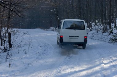 Bulgaristan 'ın karlı Vitosha dağında kış ormanı, karayolu ve arabasıyla manzara  