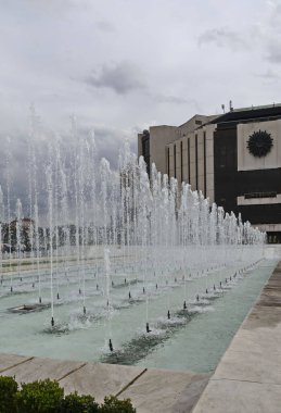 Bulgaristan 'ın Sofya kentindeki Ulusal Kültür Sarayı önündeki çeşmelere yakın çekim 