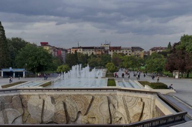 Sofya, Bulgaristan - 10 Ekim 2019: Bulgaristan 'ın Sofya kentindeki Ulusal Kültür Sarayı önündeki çeşme suyu. Ziyaret yerinde.. 