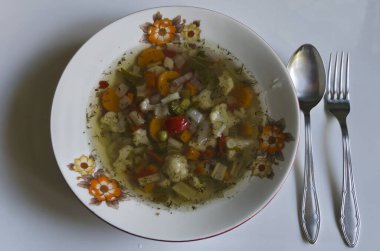 Bulgaristan 'ın geleneksel sebze çorbası ve sebze karışımı beyaz kase, Sofya, Bulgaristan 