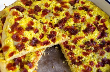 Sofya, Bulgaristan ve Avrupa 'da sebzeli, jambonlu, peynirli, kaş kavallı ve yumurtalı lezzetli pizza.  