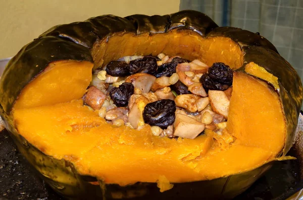 Calabaza Asada Llena Frutas Frescas Secas Miel Nueces Sofía Bulgaria — Foto de Stock