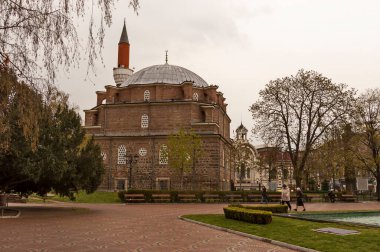 Sofya, Bulgaristan - 19 Nisan 2011: Banya Başhi Camii, 1474 yılında ortaçağ Banski Meydanı, eski Sofya, Bulgaristan, Avrupa 'da inşa edildi. Ziyaret yerinde.. 