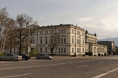 Sofya, Bulgaristan - 24 Nisan 2011: Alexander Nevsky Meydanı, Sofya, Bulgaristan, Avrupa 'dan Ulusal Meclis binasına bakın. Ziyaret yerinde.. 