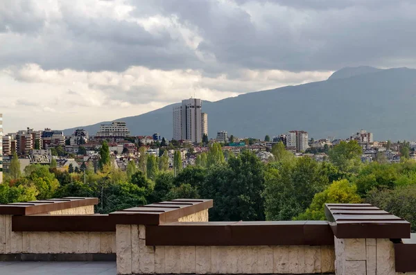 Okolica Mieszkalna Nowymi Starymi Domami Tle Krajobrazu Miejskiego Centrum Stolicy — Zdjęcie stockowe