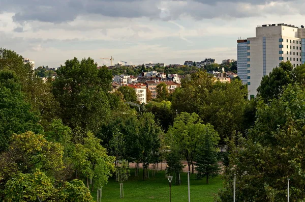 Bulgaristan Başkenti Sofya Nın Orta Kesimindeki Bir Şehir Manzarasına Karşı — Stok fotoğraf