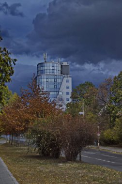 Sofya, Bulgaristan - 10 Ekim 2012: Bulgaristan 'ın başkenti Sofya' da yeni çağdaş evlere sahip bir yerleşim bölgesi. Ziyaret yerinde.. 