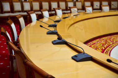 Diplomatik görüşmeler için mikrofonlu yuvarlak masa. 