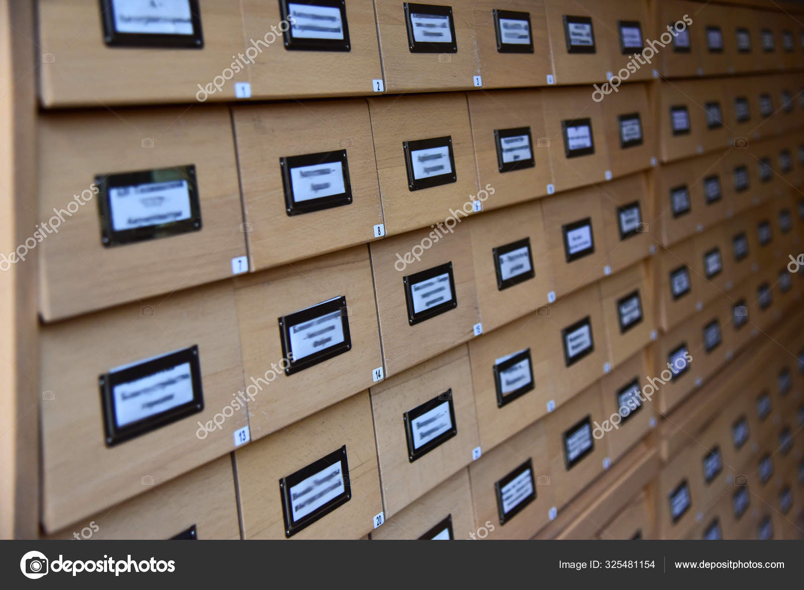 Gabinete con estantes para catálogos en la biblioteca — Foto de stock