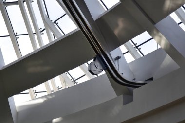 Kütüphaneye kitap teslimatı için otomatik asansör