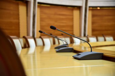 Müzakereler için yuvarlak masada mikrofonlar