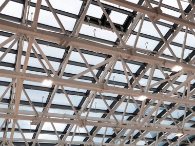 Binanın çatısının metal iskeleti.