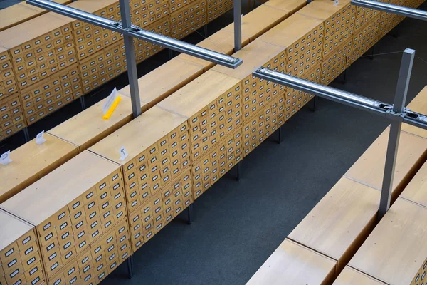 Fából készült szekrények irattartóval a könyvtárban — Stock Fotó