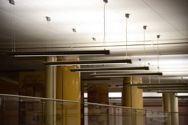Μια σειρά από λαμπτήρες σε ένα κτίριο με στήλες — Φωτογραφία Αρχείου