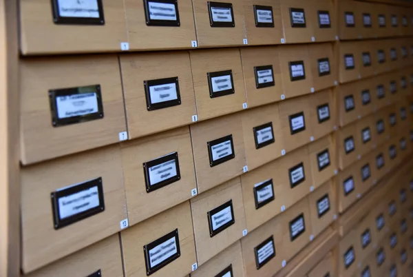 Gabinete con estantes para catálogos en la biblioteca —  Fotos de Stock