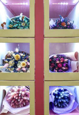 Taze çiçek satmak için elektronik makine