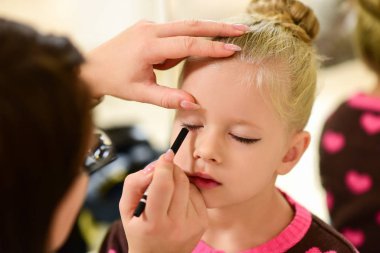 Bir kız dansçı için makyaj sanatçısı mürekkep maskarası