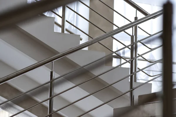 Trappenhuis in een gebouw met metalen leuning — Stockfoto