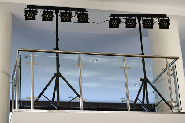 Εξοπλισμός φωτισμού στο μπαλκόνι στην αίθουσα συναυλιών — Φωτογραφία Αρχείου
