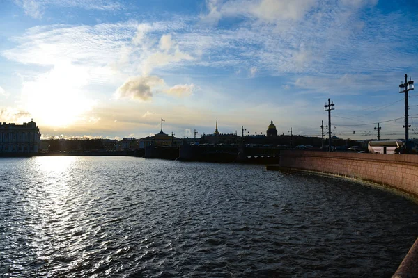 Lever de soleil sur le pont-levis sur la Neva à Saint-Pétersbourg — Photo