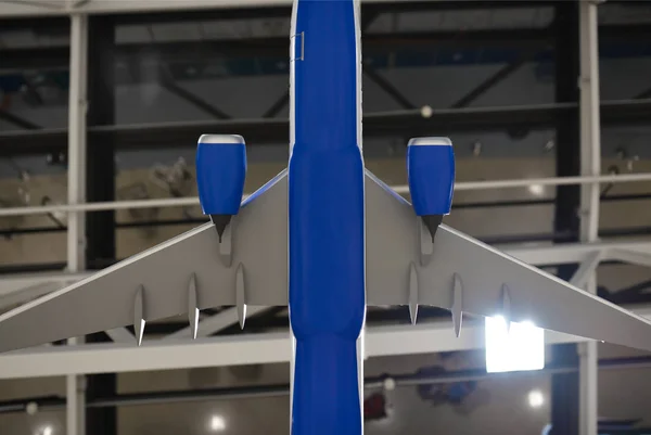 Модель пассажирского самолета в аэропорту — стоковое фото