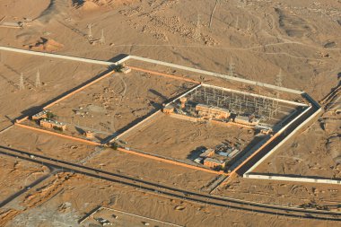 Çöldeki elektrik santrali, kumların arasında, en üstte.