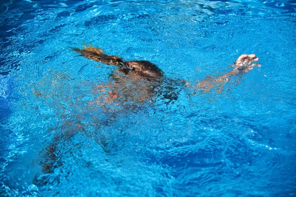Menina se afogando na água enquanto nadava na piscina ou no mar — Fotografia de Stock