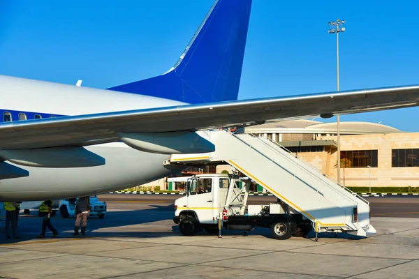 Débarquement de passagers d'un avion à un aéroport africain — Photo