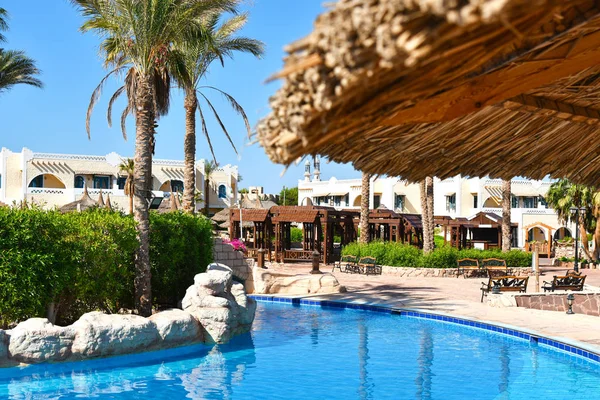 Território de um hotel egípcio de luxo com piscina — Fotografia de Stock