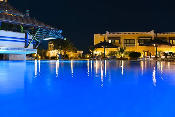 Arbetspool på natten på ett hotell i Egypten — Stockfoto