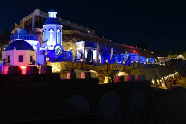 Yunan kafesi geceleri kayalık bir deniz kıyısı kafesi olan il 'de aydınlanıyor