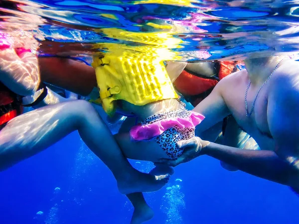Eltern Bringen Einem Kind Das Schwimmen Meer Bei — Stockfoto