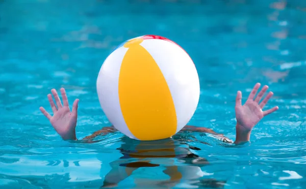 Adolescente Com Uma Bola Cabeça Piscina — Fotografia de Stock