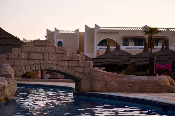 Ponte Sobre Piscina Hotel Noite — Fotografia de Stock