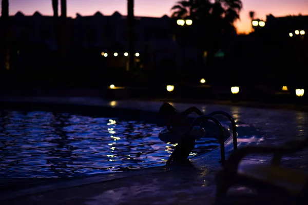 Niño Baña Solo Piscina Por Noche — Foto de Stock