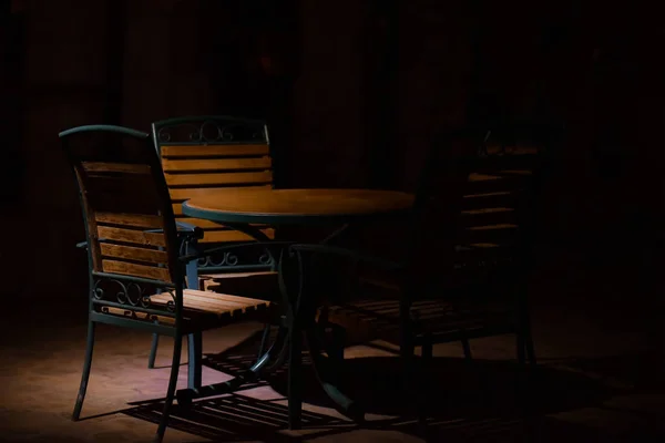 Mesa Com Cadeiras Café Rua Noite — Fotografia de Stock