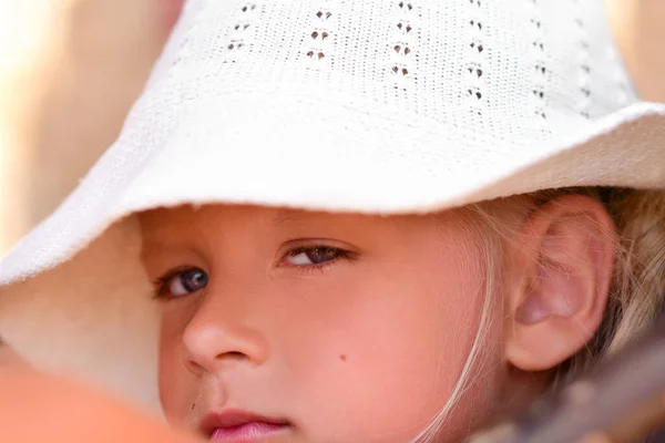 ビーチで白い帽子の悲しいとロマンチックな赤ちゃんの女の子の肖像画 — ストック写真