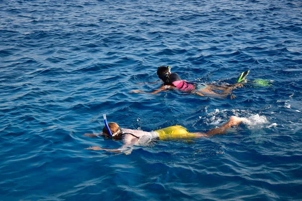 Meninas Com Máscaras Nadar Snorkeling Mar — Fotografia de Stock