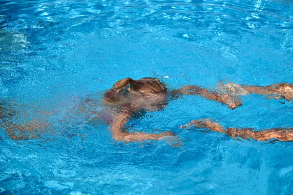 Mamma Salva Bambino Che Affoga Piscina — Foto Stock