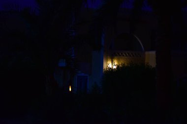 Mısırlı otel binaları gece aydınlandı.