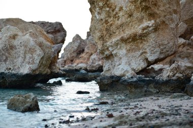 Büyük kayalık taşları olan kayalık bir sahil..