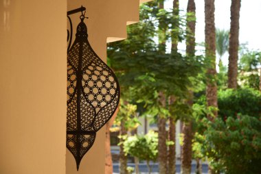 Doğu binasının duvarında lambalar var..