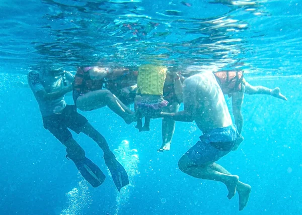 Mergulhadores Ensinam Uma Criança Nadar Mar — Fotografia de Stock