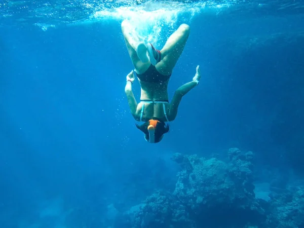 Menina Snorkler Nada Debaixo Água Mar — Fotografia de Stock