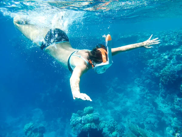 Menina Snorkler Nada Debaixo Água Mar — Fotografia de Stock
