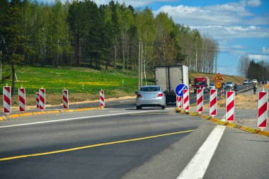 Arabalar geçici bir yol tamiri yoluna giriyor..