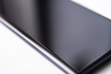 Büyük siyah kavisli akıllı telefon ekranı.