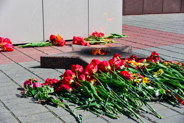 Ölen askerlere sonsuz ateşin yanında kırmızı laleler.