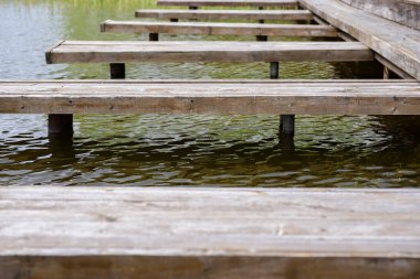 Tekneler ve balıkçılık için ahşap iskele.